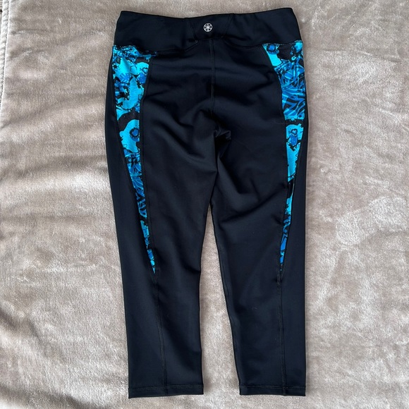 GAIAM Pants - GAIAM Capri Leggings, Size Medium